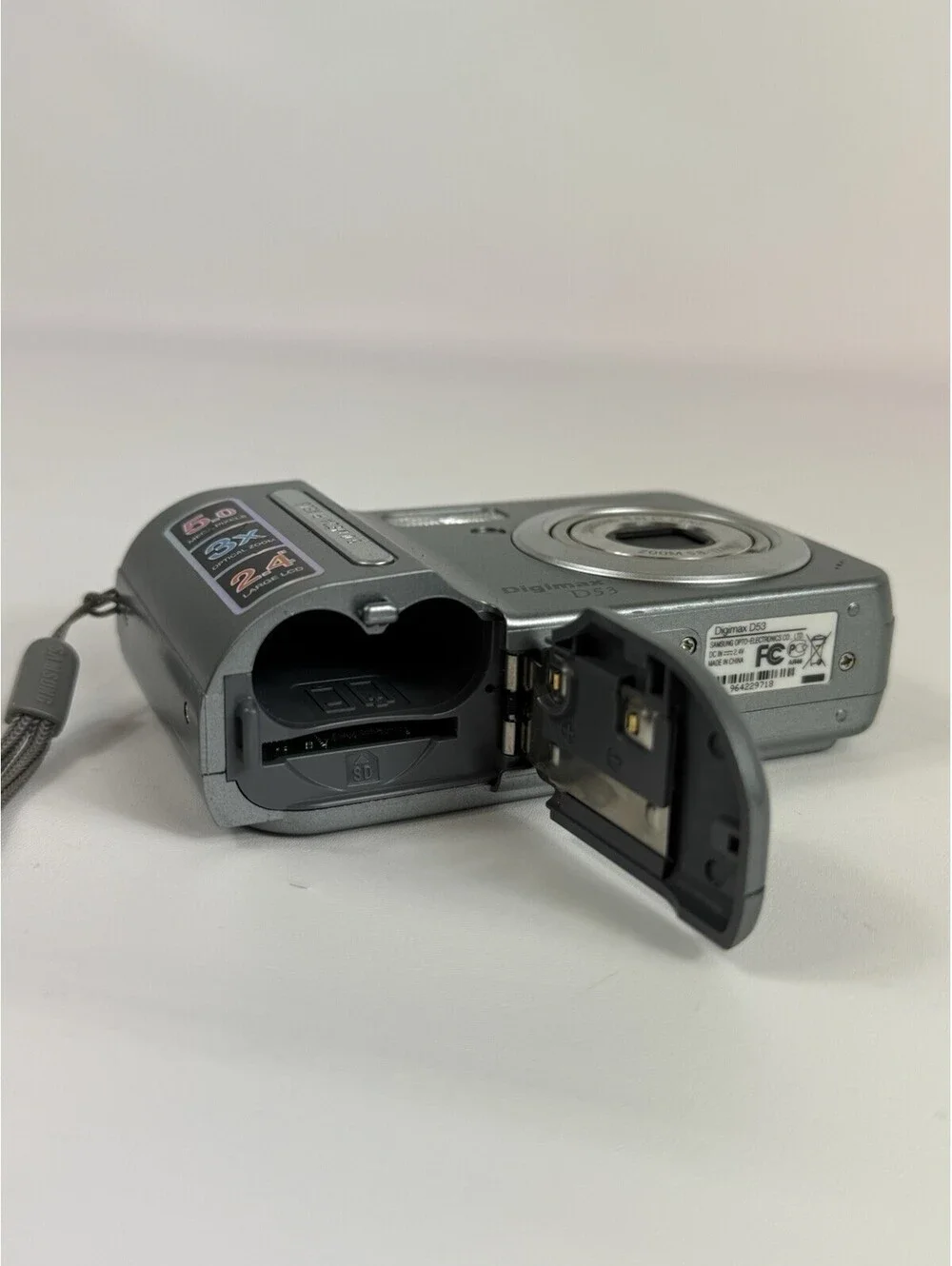 Samsung Digimax D53 5.0 Megapixels Digital Camera Parts Or Repair Only